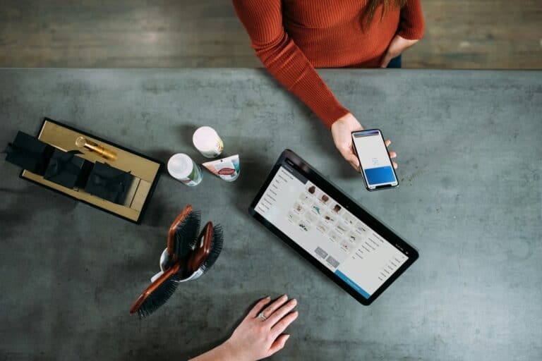 Person betaler med mobiltelefon i en bedrift