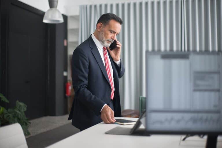 Leder i samtale vurderer beste mobilabonnement for bedriften