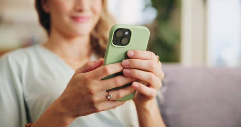 Smarttelefon med eSIM i hendene