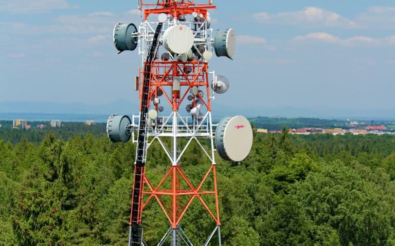 Mobilmast mot blå himmel – mobildekning for bedrifter i Norge
