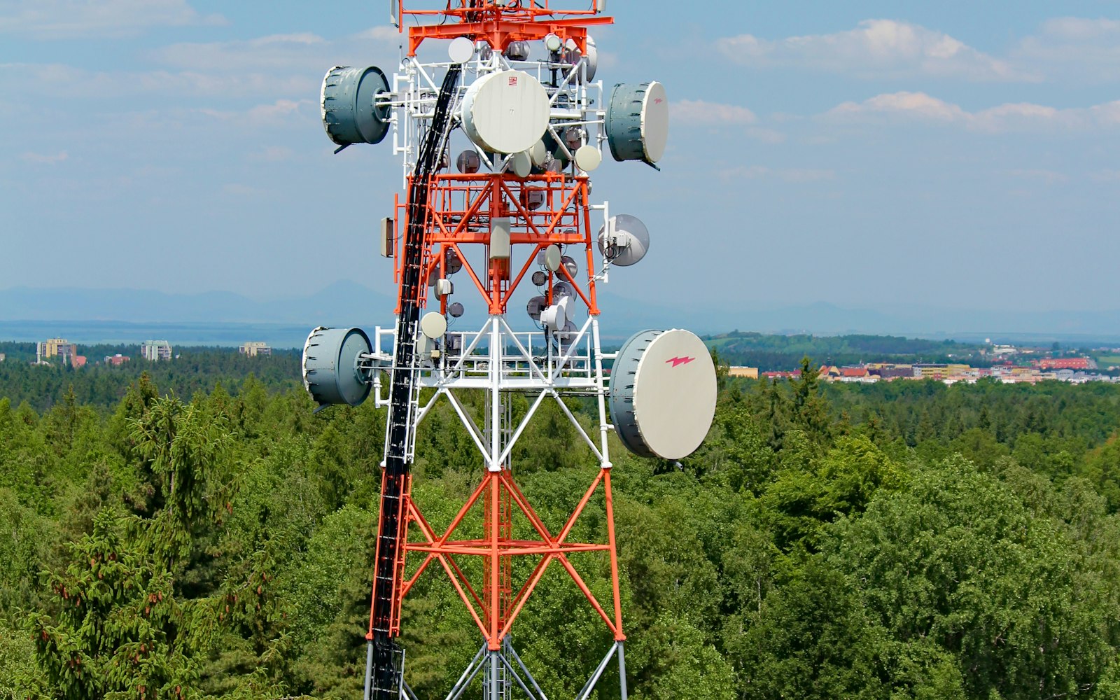 Mobilmast som gir bedriftsdekning i norsk terreng