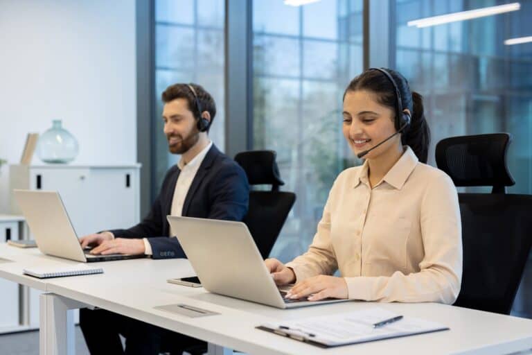 Kundeservicemedarbeider med headset ved sentralbordet i bedriftsnett