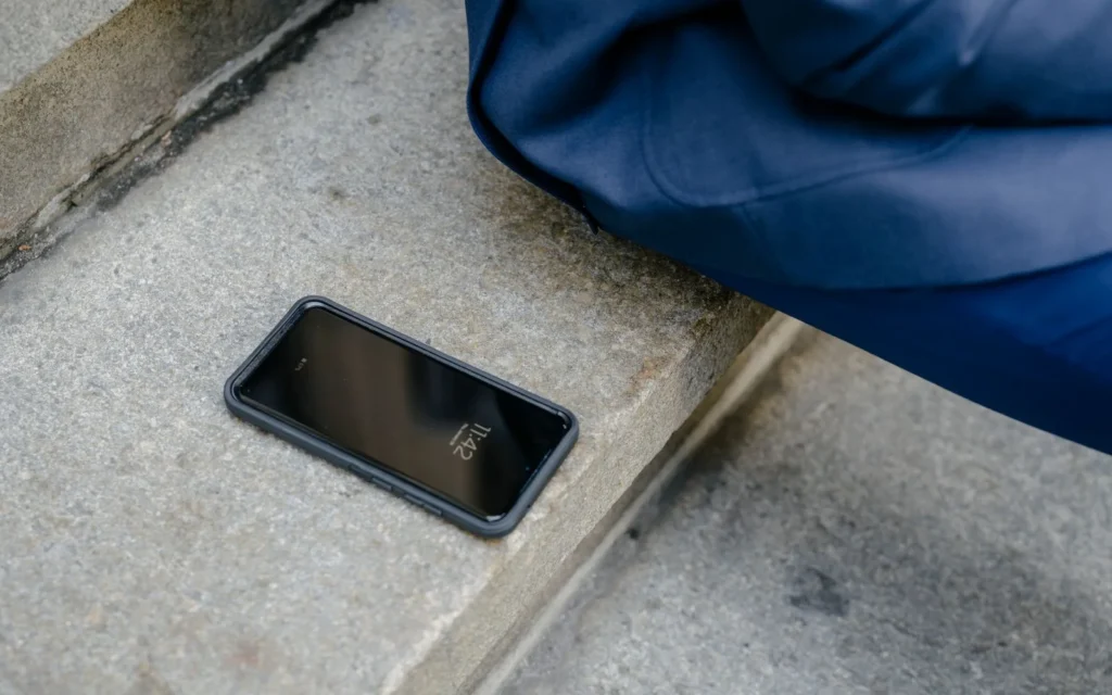 Gjenglemt mobiltelefon ligger igjen på et trappetrinn
