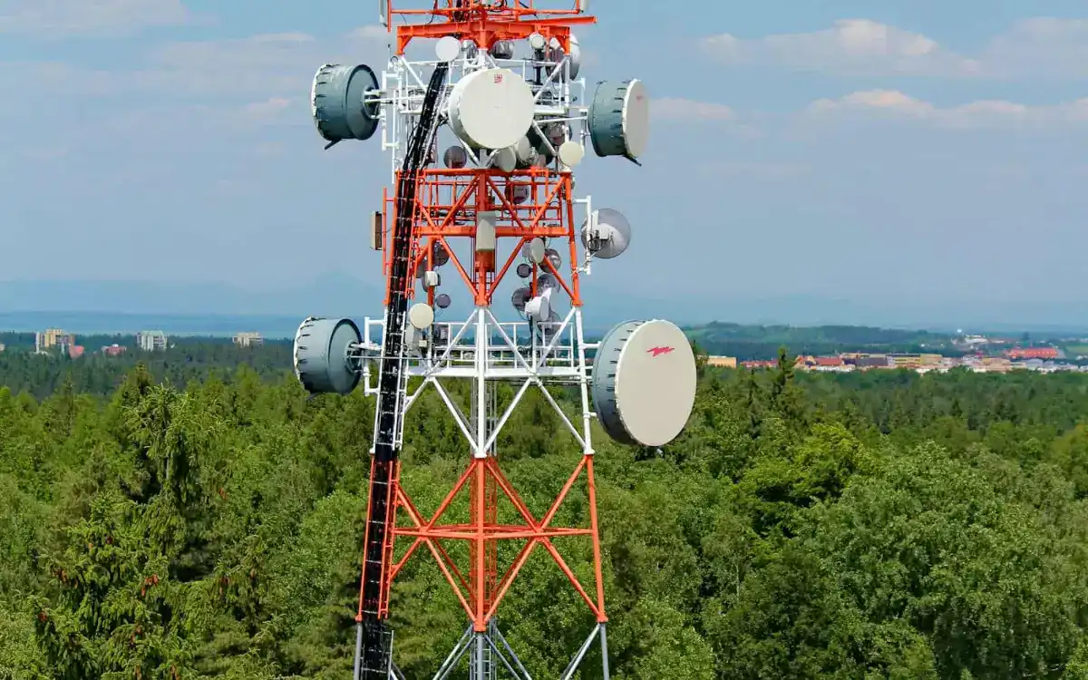 Mobilmast som gir bedrifter mobildekning i distriktene
