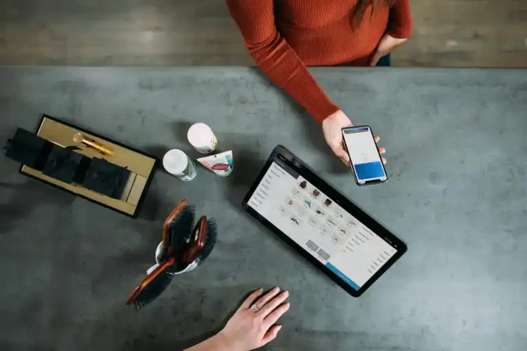 Person betaler med mobiltelefon i en bedrift