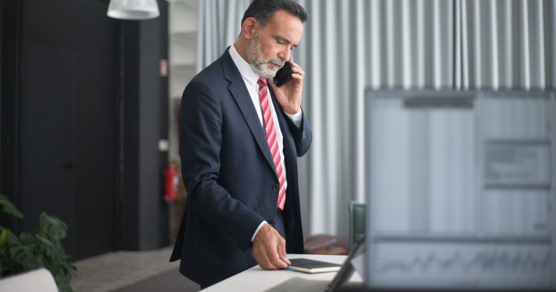 Leder i samtale vurderer beste mobilabonnement for bedriften