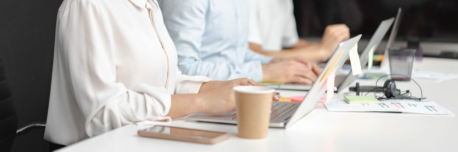 pexels-mikhail-nilov-7682340 (1)-min personer som jobber på sentralbord
